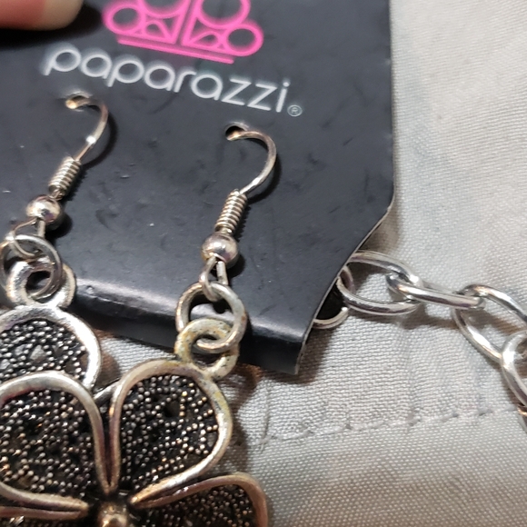 Paparazzi Silver Mesh Flower Statement Necklace & Earring Set - Picture 5 of 16